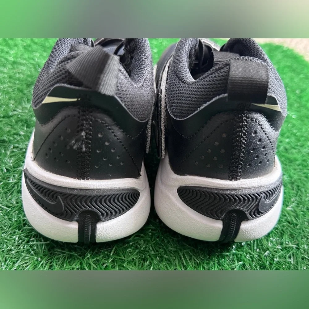Nike Team Hustle D 11 Black White (GS) Size‎ 3.5Y